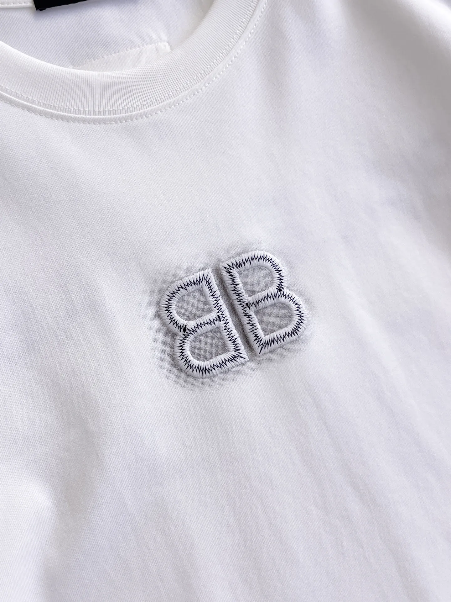 Balenciaga's high-end top-quality products 🐮2026 Spring and Summer New Arrival first counter, the latest New Arrival short-sleeved round neck T-shirt, Premium customized design, avant-garde and fashionable! Brand logo heavy craftsmanship design Premium customized 260g fabric. Soft to the touch. Comfortable to wear. Counter-level exquisite stitching. Fine workmanship. The upper body effect is incomparably handsome! A must-have item for men and women with the same style! Sizes: S~XXL When placing an order, please state your height and weight. The maximum wearing size is 210 pounds (one size larger)